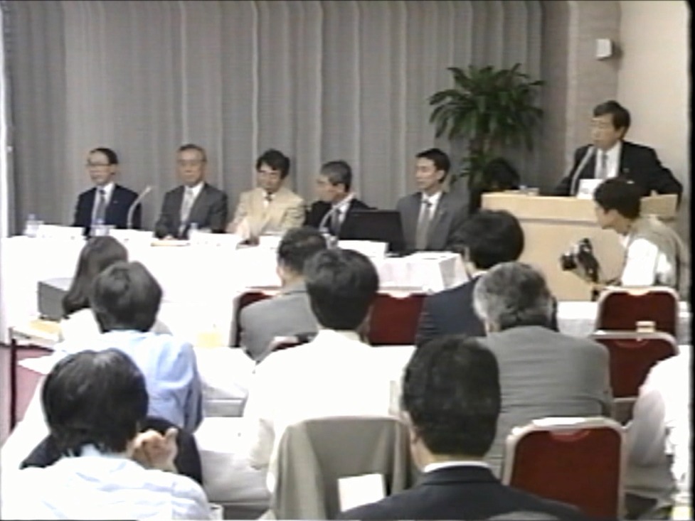2001年7月3日、経団連会館「明治の間」で開かれた設立記者発表会。壇上に登壇者が並び、記者席が埋まっている