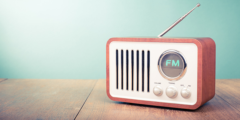 机の上に置かれたFMラジオ