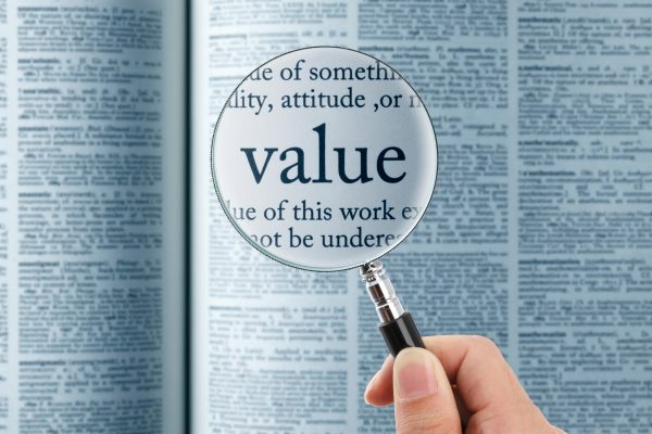 valueと書かれた辞書、ルーペ、調べもの