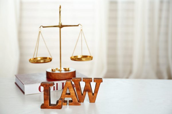 法律イメージ、LAW と書かれたブロック、天秤