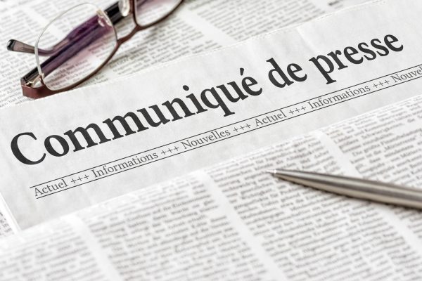 新聞、メガネ、ペン、プレスリリースが掲載されたイメージ