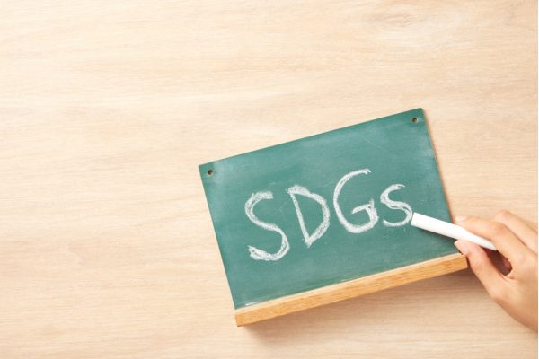 SDGsと書かれた黒板、黒板、白チョーク