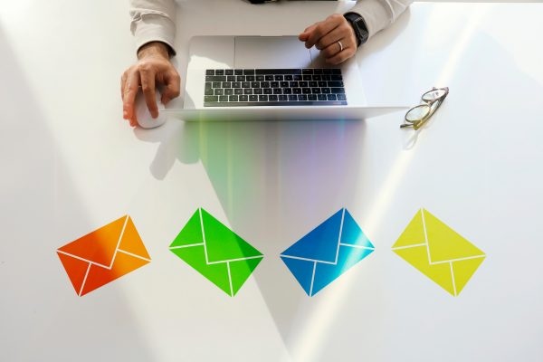 メール送信、プレスリリース送信、プレスリリース配信、メガネ、ノートパソコン
