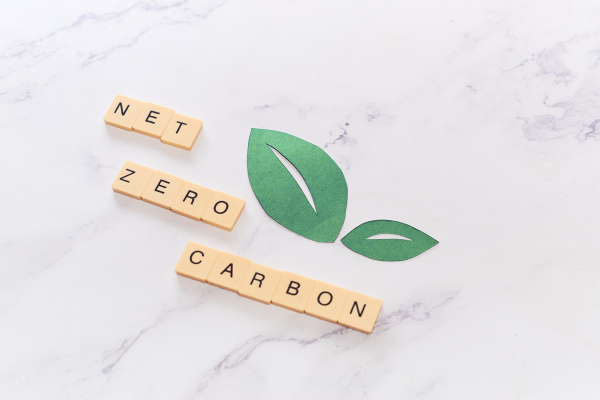 ゼロカーボンzerocarbonと書かれた文字とグリーンのイメージ