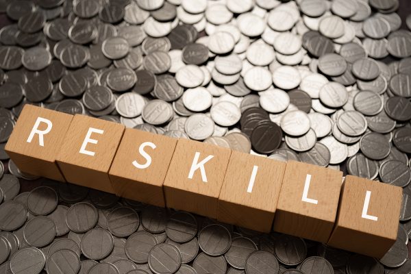 リスキリング、reskillと書かれたブロック、コイン