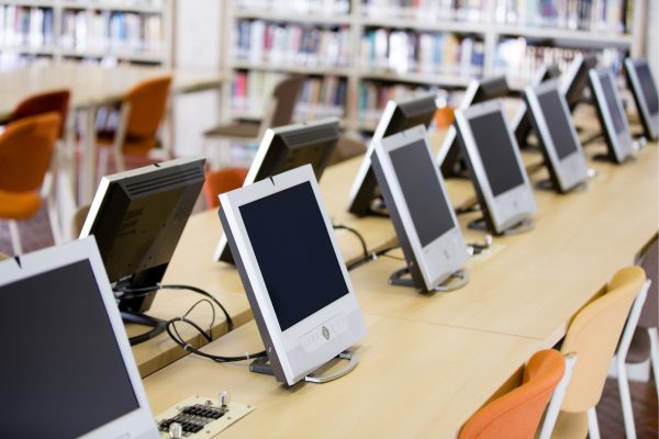 ICTイメージ、パソコン室、パソコンが並んだオフィス、学校