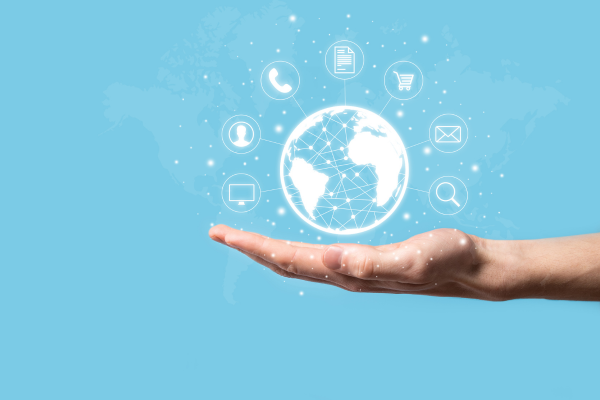 プレスリリース配信イメージ、手のひらに地球、メール、電話、パソコンなどITイメージ