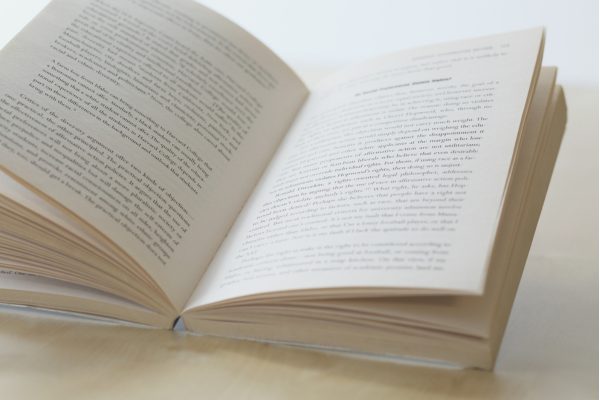 リカレント教育イメージ、読みかけの本、テキスト