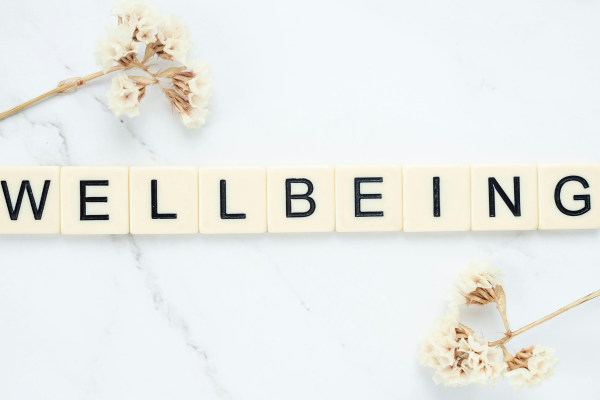 ウェルビーイングイメージ、ウェルビーイングと書かれたブロック文字、さくらの花