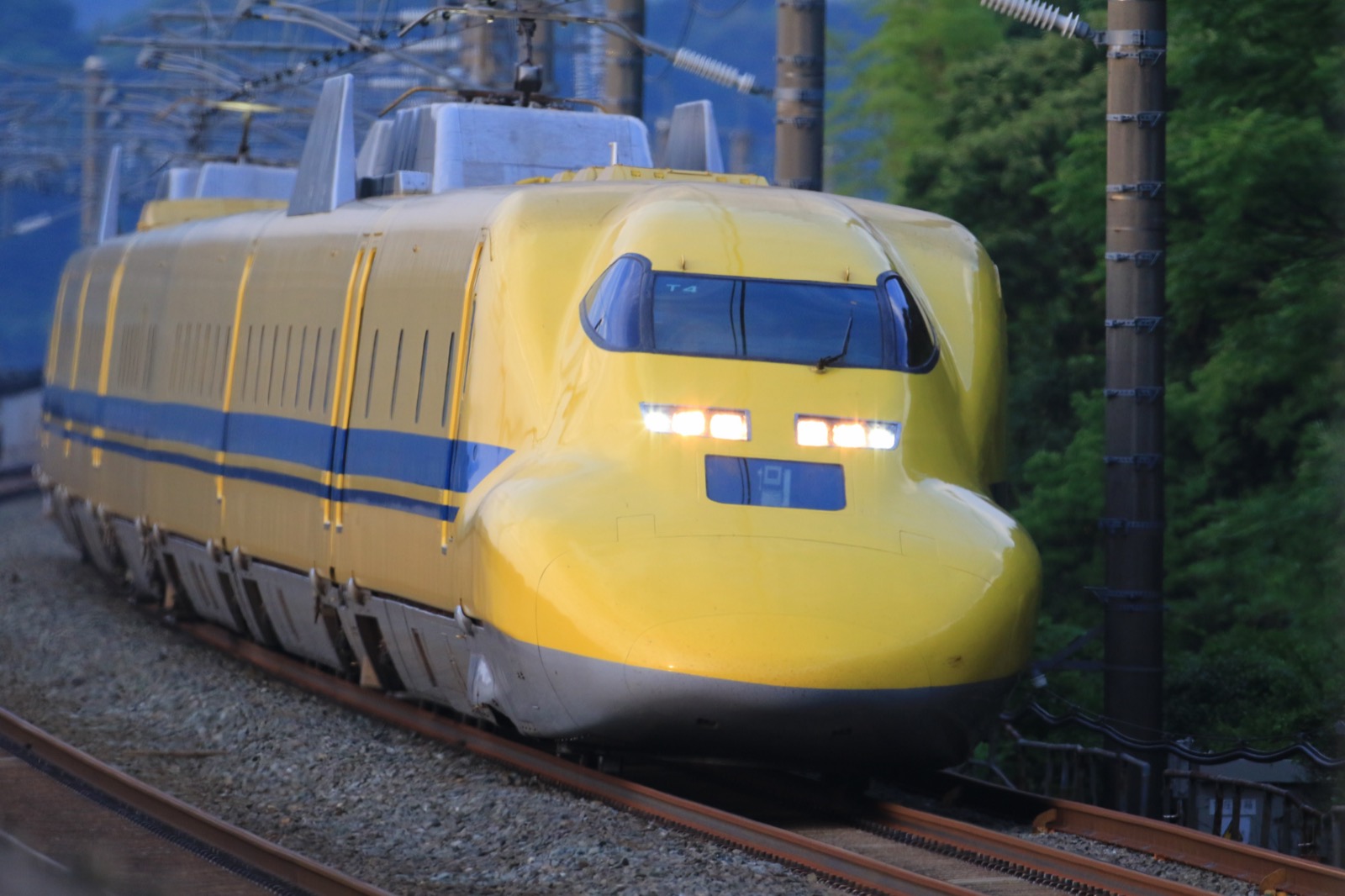 走行する新幹線電気軌道総合試験車「ドクターイエロー」923形