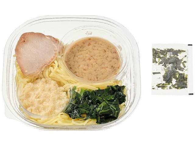 チャーシュー、ほうれん草、刻みにんにくを盛り付け、海苔の小袋を添えた「冷やし家系ラーメン」