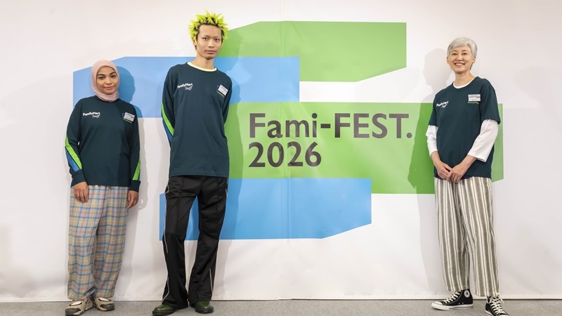 ファミリーマートの新ユニフォームを着用したストアスタッフ