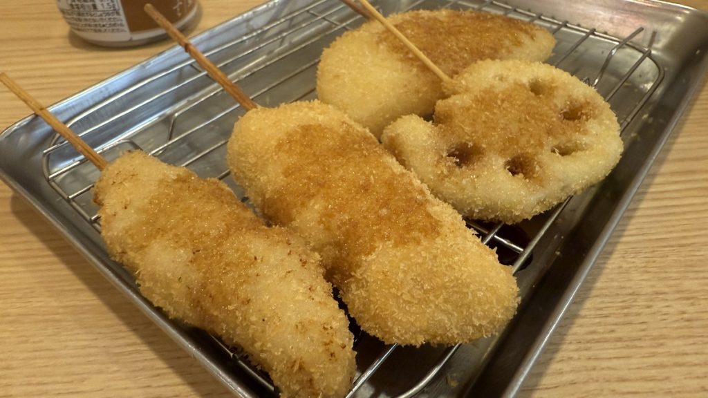 金網の上に並んだ串カツ4本。9月4日「串の日」の記事のイメージ写真