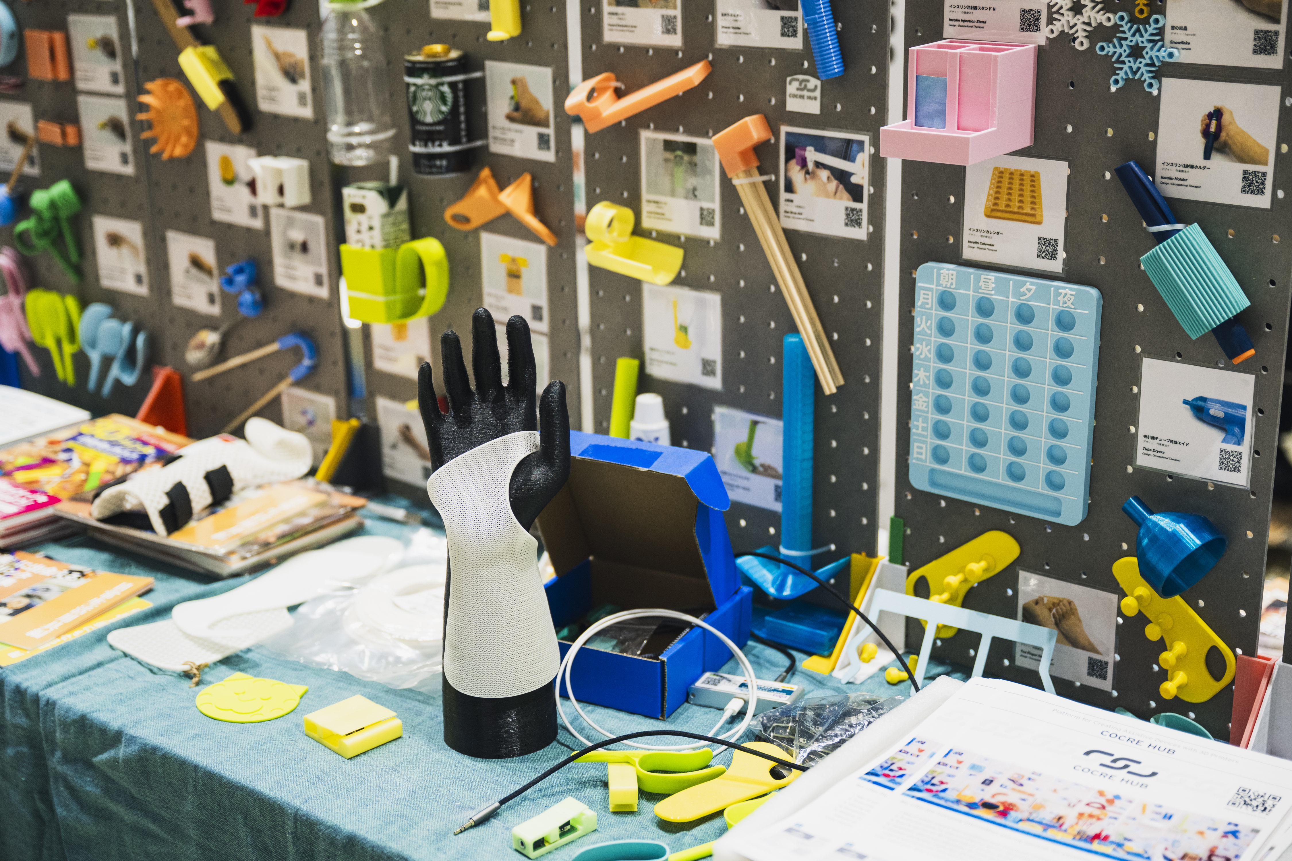 Maker Faire Tokyoの出展ブースに並ぶ3Dプリント製の部品や道具