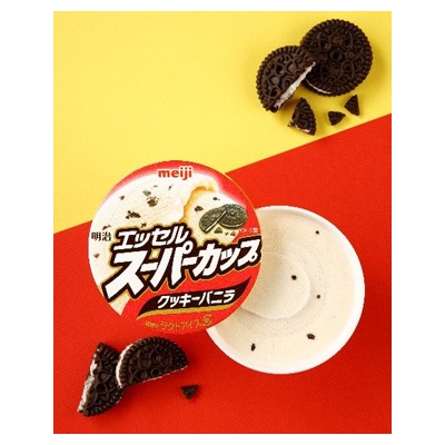 「明治 エッセル スーパーカップ クッキーバニラ」のアイスとチョコレートクッキー