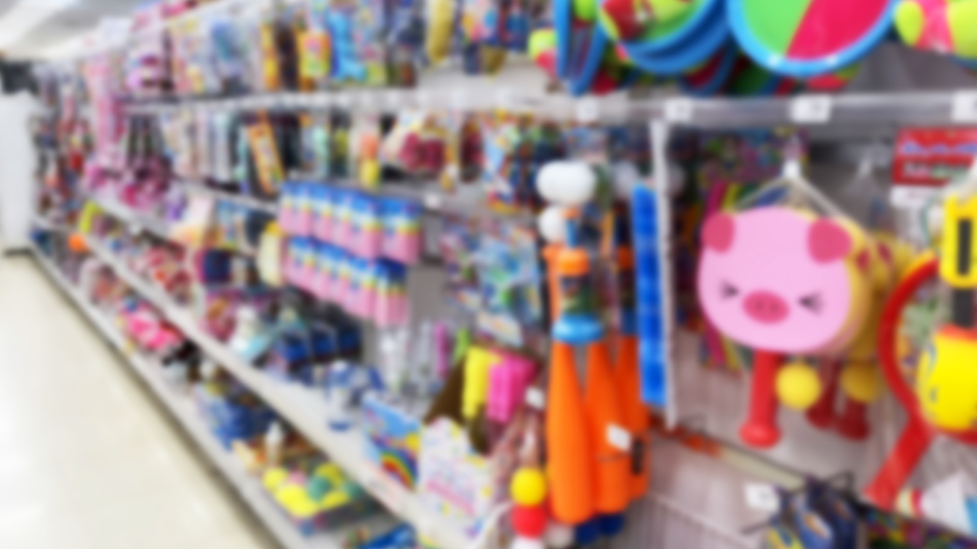 ホームセンターのおもちゃ売り場。色とりどりの玩具が棚に並んでいる