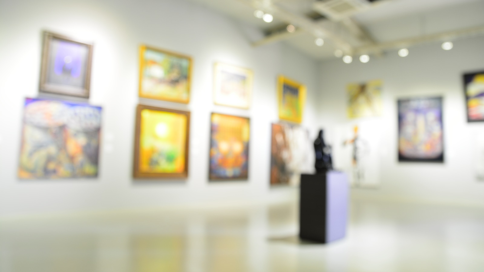 絵画や彫刻が並ぶ展示室のイメージ