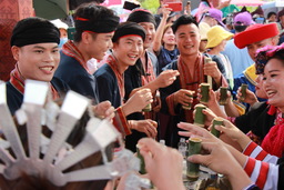 伝統的な祭り「三月三」を祝う昌江の人々