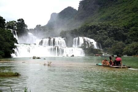 中国南部の広西チワン族自治区の国境にある崇左市の中国－ベトナム・德天滝越境観光協力区を訪れる人々