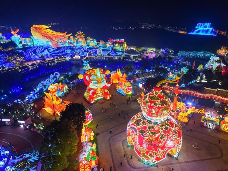 自貢（中国）ランタンフェスティバルが中国のカラフルなランタンによる