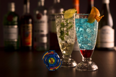 美品　爆転シュートベイブレード　ワイドディフェンス　ゴールド　ブルー　レッド色 美品 爆転シュートベイブレード ワイドディフェンス ゴールド ブルー