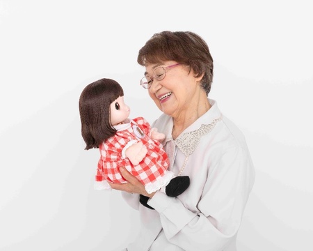 顔認識機能搭載のシニア向けコミュニケーション人形 うちのあまえんぼ あみちゃん ８月２７日 金 発売 タカラトミーのプレスリリース 共同通信prワイヤー