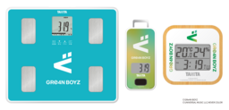 人気ボーカルグループ「GRe4N BOYZ」とコラボレーションした音声体組成計・歩数計・温湿度計を商品化