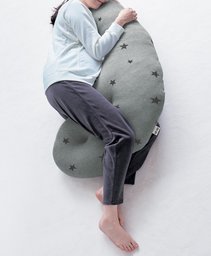 ベルメゾンオリジナル　マミィラク×サンデシカ『授乳クッションにもなる妊婦さんのための抱き枕』新発売