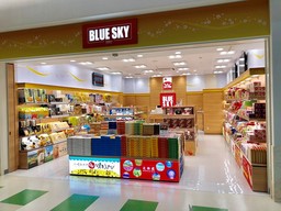 那覇空港「BLUE SKY」国際売店オープン 新連結ターミナル「YUINICHI STREET」内に誕生