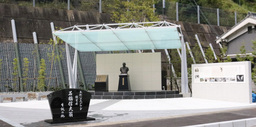 創業者ゆかりの地に「石橋信夫翁 生誕100周年記念碑」を建立