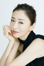 松雪泰子さんが3億円のジュエリーを着用し登壇- ジャパンジュエリーフェア2018