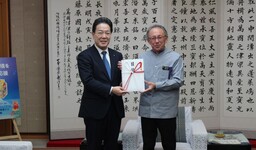 「食べて応援 沖縄そば」シリーズの売り上げの一部を環境保全活動へ寄付  沖縄県庁にて寄付金目録の贈呈式