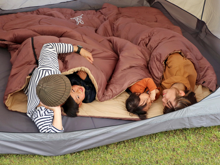 一家に一枚、アウトドアでも仲良く川の字！4人家族専用の寝袋「わがや