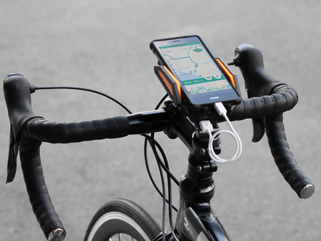 電池切れで迷子…を回避！充電しながらスマホを自転車に固定できる
