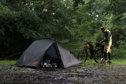 「オレはコイツと旅に出る」をコスパよく叶える、自転車キャンプ専用設計。愛車とともに眠れるテント発売。