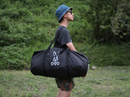 登山用テント生地の採用により、重さも収納サイズもぐっと軽減。フェスやツーリングの際にお勧めです。