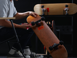 無骨な“男前インテリア”のアクセントに。 シンプルなデザインで上質感漂うスケートボード2種類を発売。