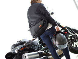「普段でも持ち歩きたいバイク用バッグ」 防水ターポリン素材・メッセンジャー型サイドバッグ。
