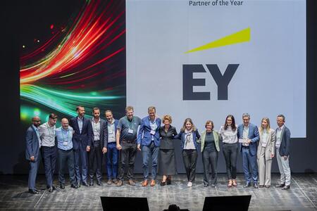 EY、ウォルターズ・クルワーより「2025年CCH® Tagetik Partner of the Year」を受賞