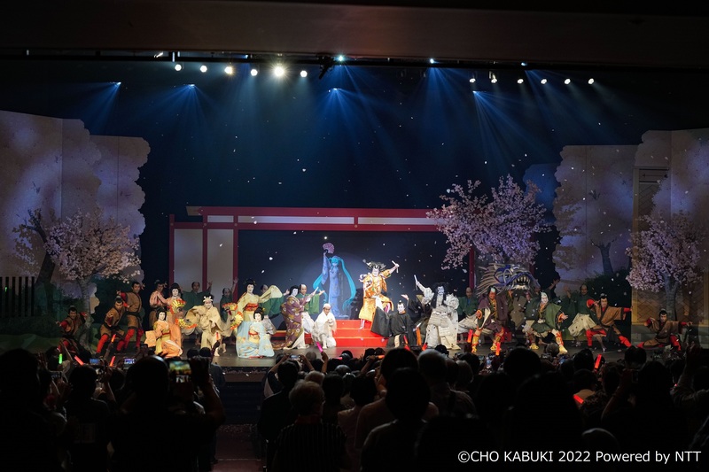 歌舞伎演員中村獅童和虛擬歌姬初音未來出演的「 超歌舞伎 」舞臺表演透過視頻流播出