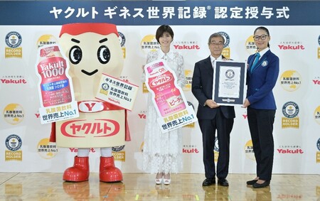 ヤクルトブランドが乳酸菌飲料 世界売上No.1としてギネス世界記録™に認定！内田有紀さんがくす玉で祝福！