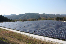 写真１．岡山事業所太陽光発電設備
