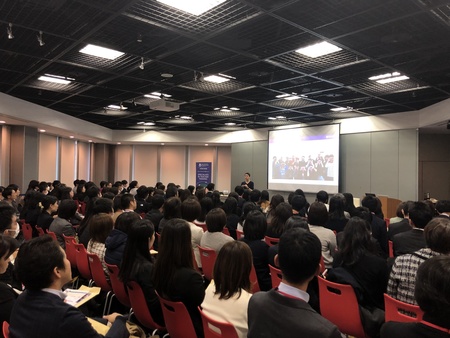 クィーンズランド大学講師による教員講習が東京都英語村で行われ、300人以上が参加した
