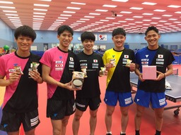 食材を手に笑顔の（左から）戸上選手、吉村真晴選手、宇田選手、張本選手、吉村和弘選手