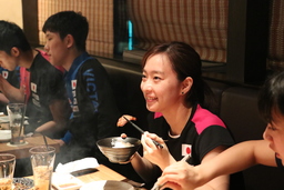 全農直営焼き肉レストラン「純」に日本代表選手団をご招待。笑顔で和牛や日本産米を楽しむ石川佳純選手