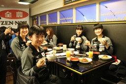 和食ビュッフェを楽しむ卓球日本代表選手