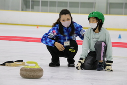 元カーリング日本代表 本橋麻里さん他、豪華講師陣が横浜に集結！ 「ＪＣＡカーリングスクール横浜」開催