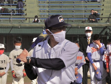 プレスリリース 元プロ野球選手の豪快プレーに会場沸く 王貞治理事長ら豪華講師陣が福岡に集結し子どもたちに野球指導 共同通信prワイヤー 毎日新聞