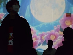 アート作品や能登半島地震震災復興メッセージなど上下左右360度のプロジェクションマッピングで没入体験