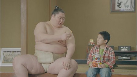 相撲界一のドデカイ力士“逸ノ城関”がＣＭ初出演－「ベビースター ドデカイラーメン」TV-CM－ | おやつカンパニーのプレスリリース |  共同通信PRワイヤー